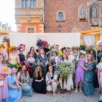 „Przyjęcie w ogrodzie u wybranego artysty” – kreatywność, pasja i florystyczne inspiracje [NASZ PATRONAT]